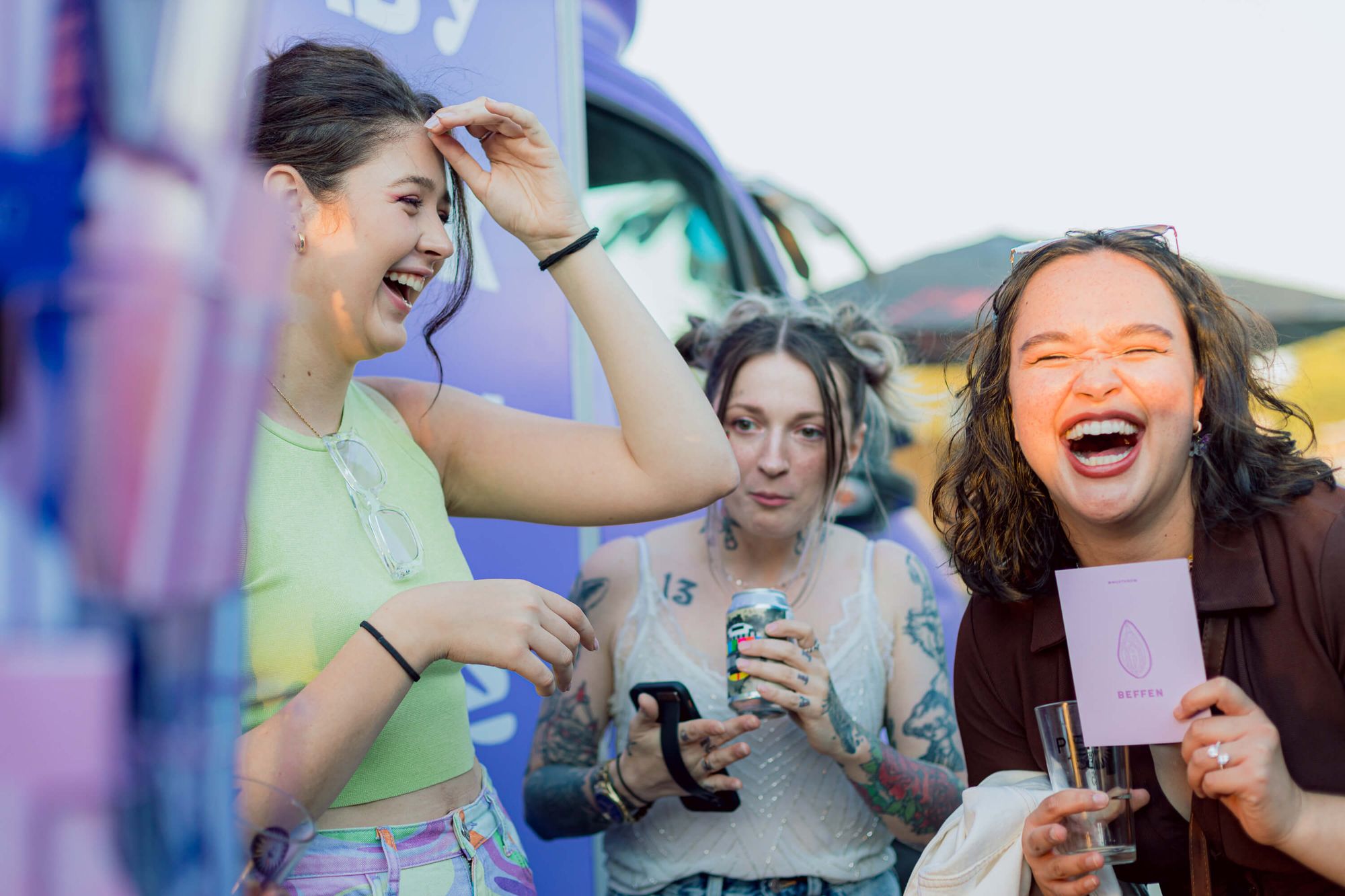 Lachende vrouwen op de foto voor de WHIP bus