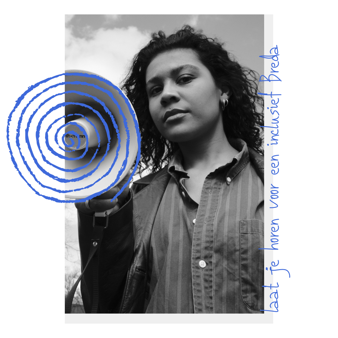 Zwart wit foto van vrouw met megafoon met blauwe doedels