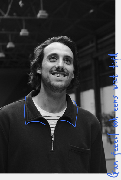 Zwart wit foto van lachende man met blauwe doedels